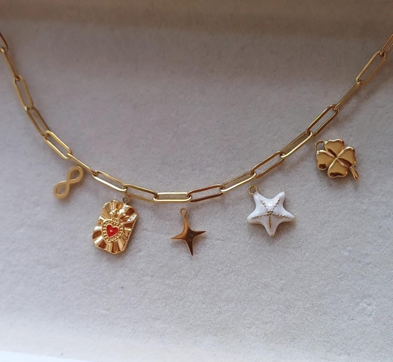 Slide pour découvrir tous les charms